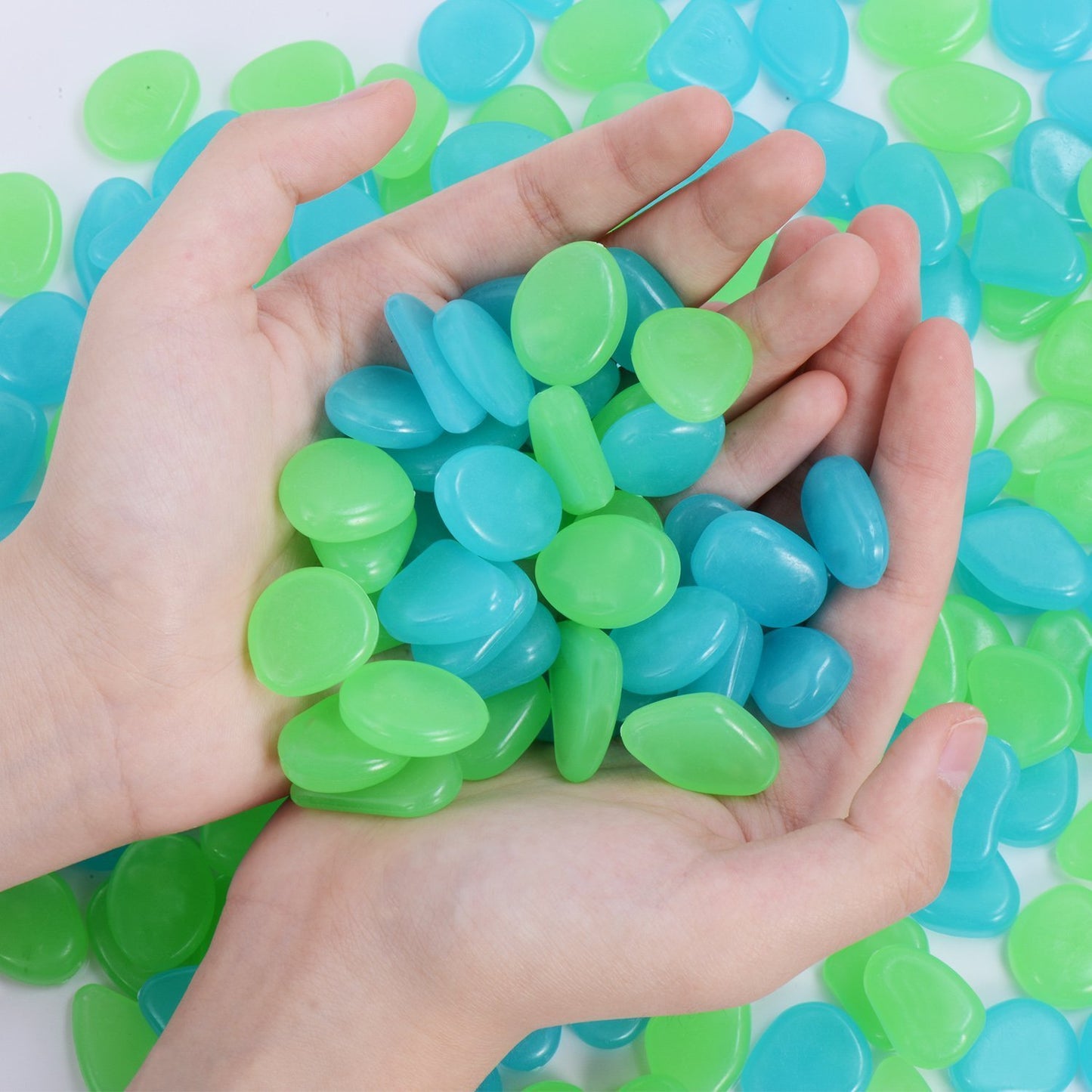 2.4Lbs 550Pcs Glow in The Dark Stones Garden Pebbles Rocks Indoor Outdoor Decor Luminous Stone for Walkways Driveway Yard Grass Fish Tank Halloween Decoration Large Bag