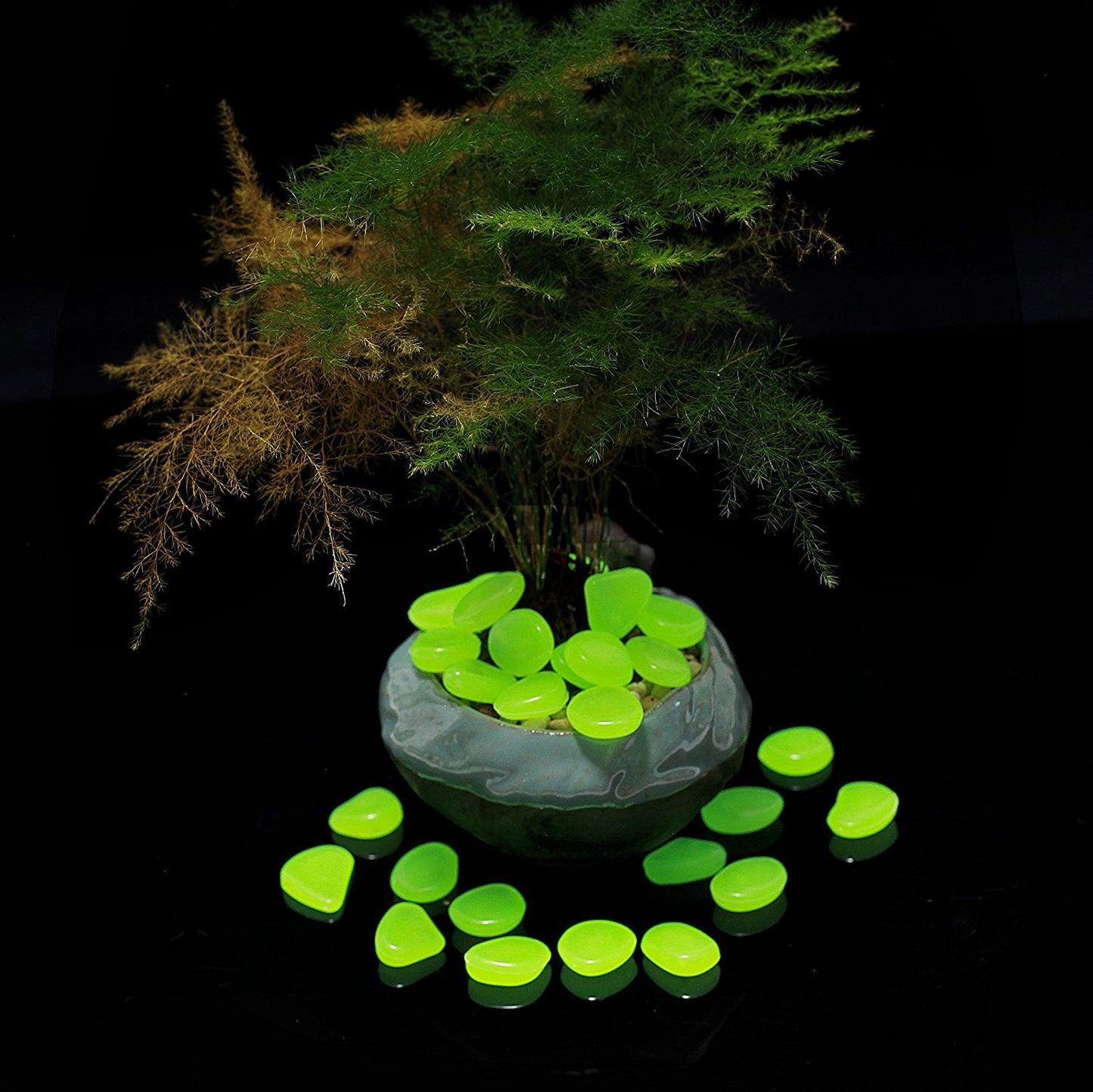2.4Lbs 550Pcs Glow in The Dark Stones Garden Pebbles Rocks Indoor Outdoor Decor Luminous Stone for Walkways Driveway Yard Grass Fish Tank Halloween Decoration Large Bag